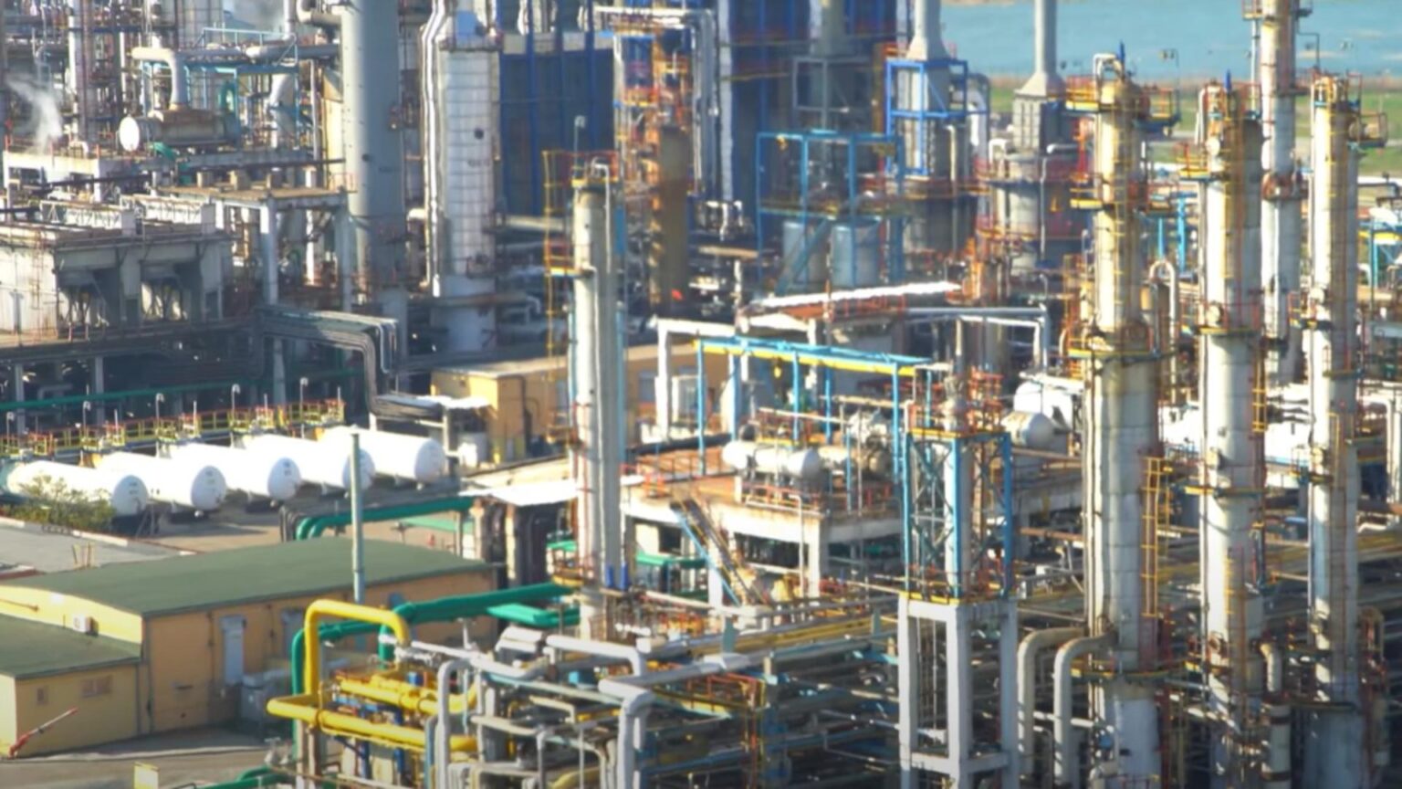 scurgeri de materiale toxice la navodari garda de mediu a inchis o instalatie a rafinariei petromidia 68e65c2a4fa07