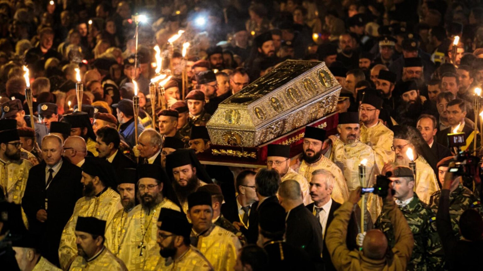 sfanta parascheva 2025 a inceput pelerinajul mii de oameni asteapta a coada programul complet video 68e62743e5b54