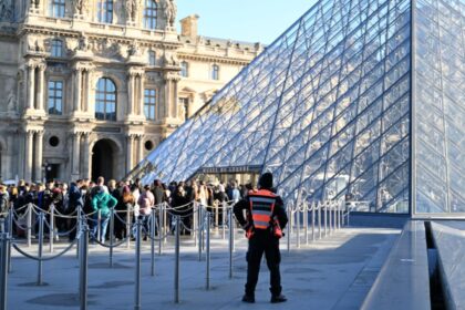 spargerea de la louvru 5 noi arestari inclusiv un suspect principal 690336771402e