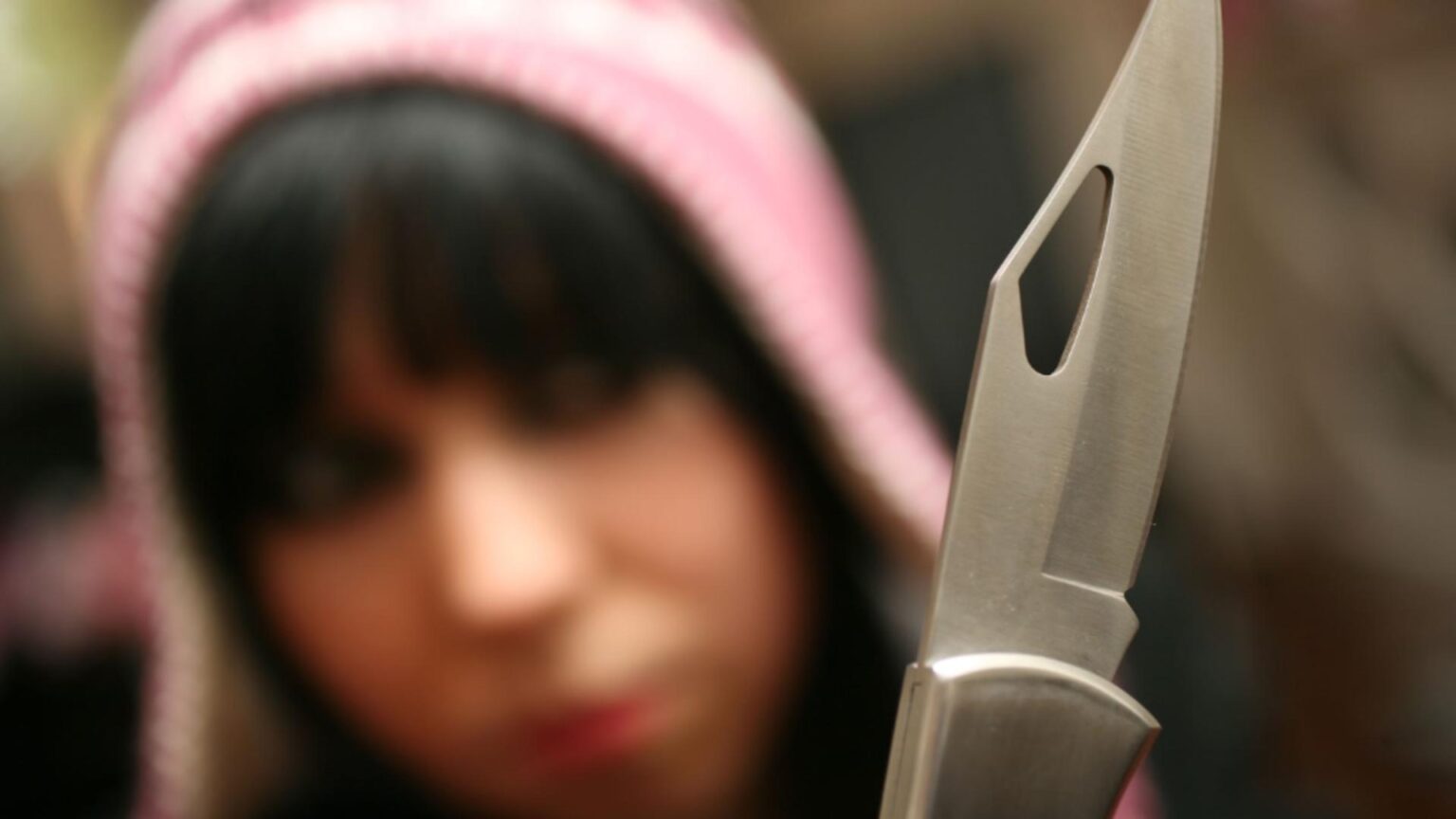 tanara care a amenintat cu briceagul un elev de 15 ani pe holurile unei scoli din targu jiu plasata sub control judiciar 68e8b098e2979