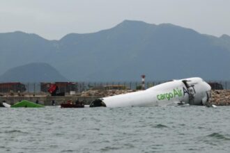 tragedie pe aeroportul din hong kong un avion cargo a lovit un vehicul si s a prabusit in mare doi oameni au murit 68f5d9bace35f