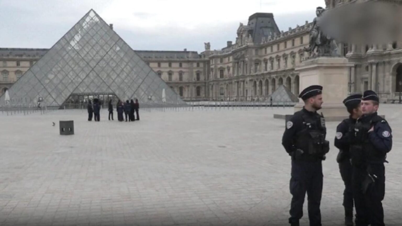 unul dintre hotii care au jefuit luvru surprins de un vizitator cel mai bine pazit muzeu din lume tinta unui jaf fara precedent 68f6226ff14a5