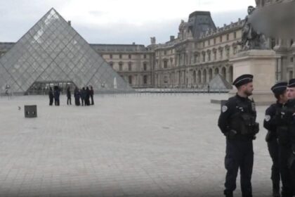 unul dintre hotii care au jefuit luvru surprins de un vizitator cel mai bine pazit muzeu din lume tinta unui jaf fara precedent 68f6226ff14a5
