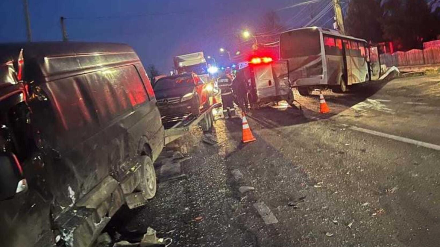 accident rutier in suceava coliziune intre doua autoutilitare si un autocar mai multe victime in urma impactului 69288cc0d4a6d