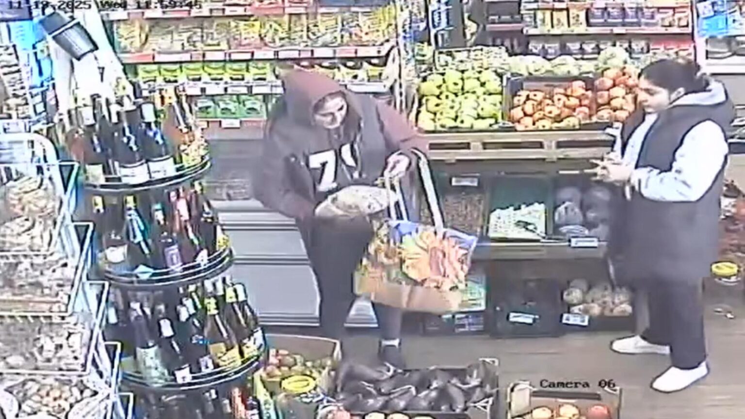 au venit la cumparaturi dar au plecat fara sa plateasca doua femei prinse pe camera in timp ce se serveau dintr un magazin romanesc din uk 6921f7f56a367