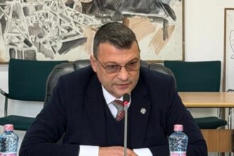 bogdan rodeanu favoritul sa preia functia de ministru al apararii se lauda ca demonteaza minciuni extremiste 6929a4e4105d4