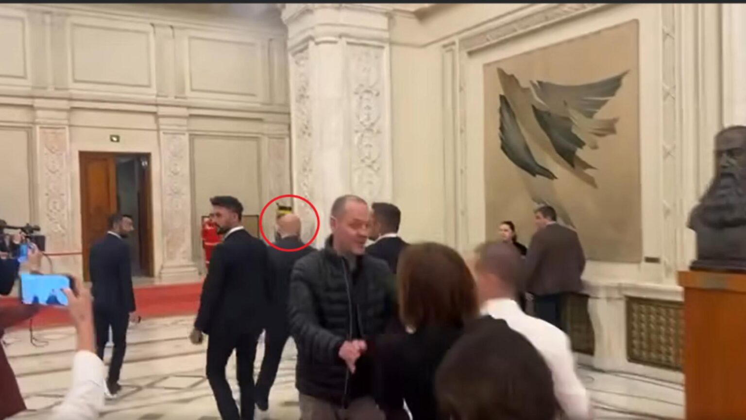 bolojan derapaj socant la adresa presei seful saraciei si a pus oamenii sa ii impinga pe jurnalisti ca sa i acopere fuga din parlament video 69270eb4b016e