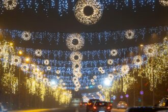 bucurestiul a pornit luminitele de craciun 7 milioane de becuri tip led vor face capitala un pic mai luminoasa 692b3b85bb2d3