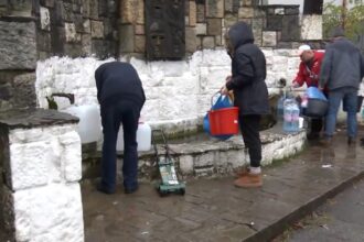 criza de apa potabila din prahova dupa aproape 4 zile statul s a gandit la sinistrati si le da apa de la rezerva strategica 692c78f517ebe