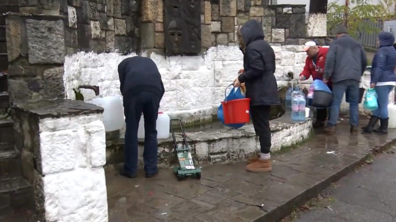 criza de apa potabila zeci de mii de familii din 12 sate din prahova nu au apa la robinet video 692c54b7cad0e