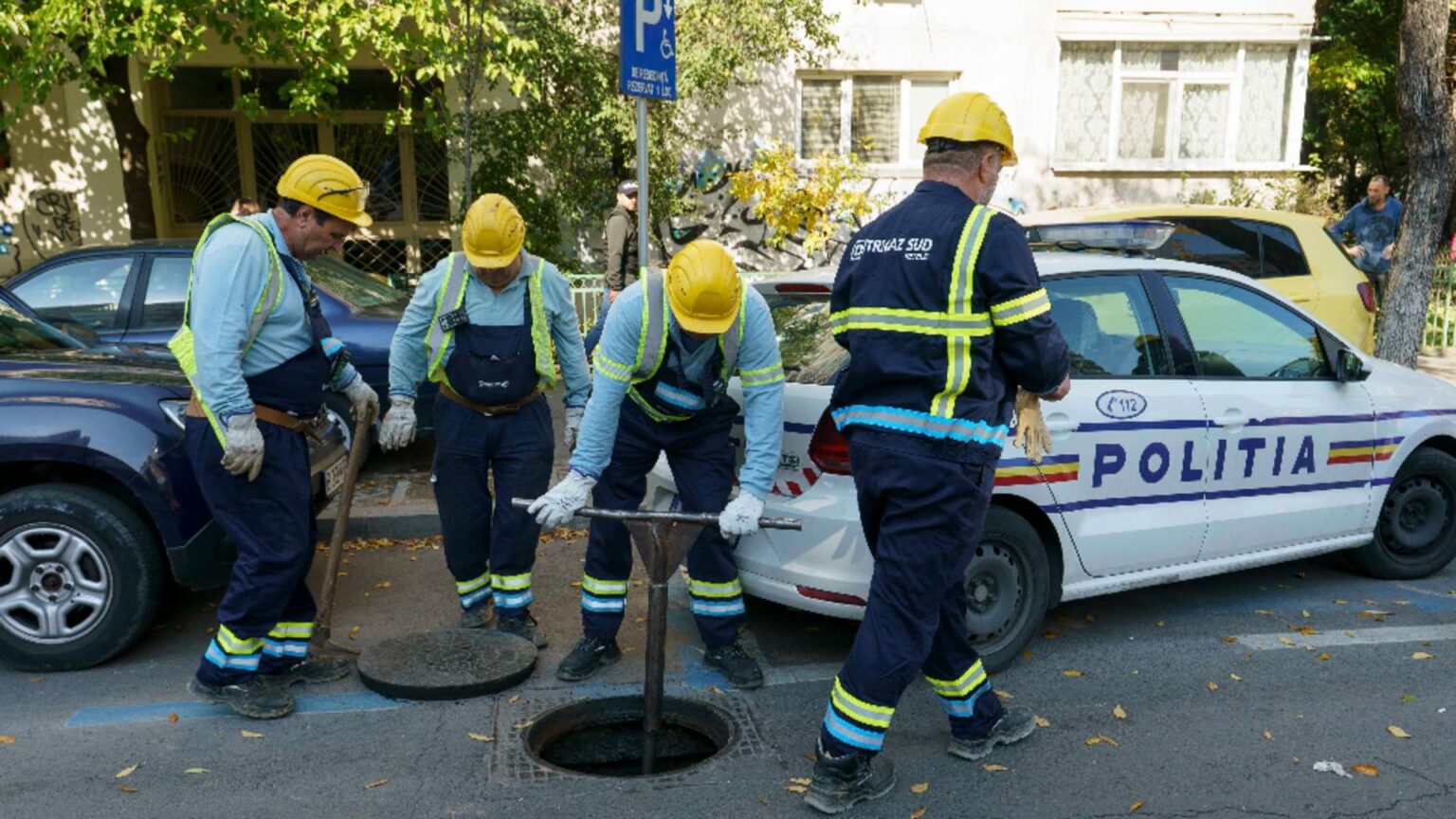 doi barbati s au dat drept angajatii de la gaze si au jefuit o pensionara de 98 de ani 692c70e2c78a2