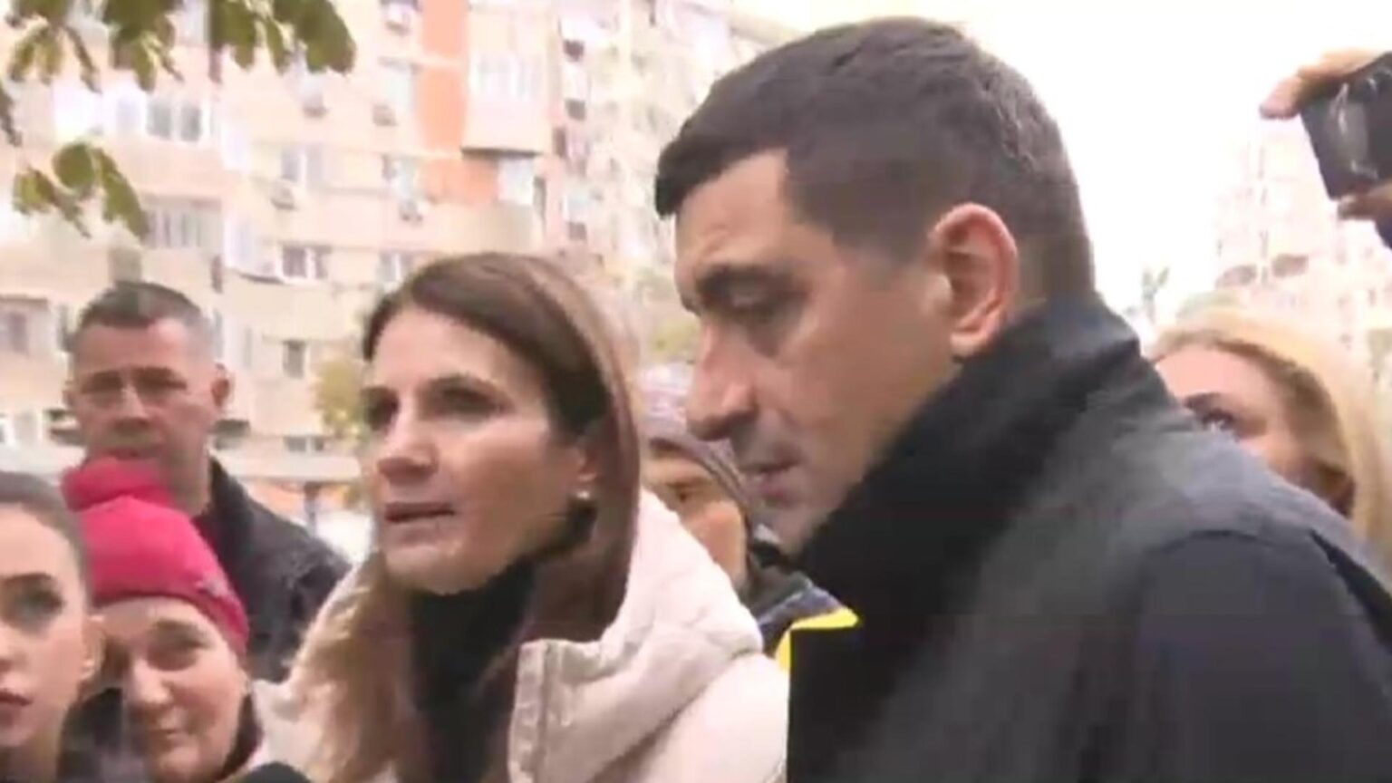 imaginile zilei anca alexandrescu si george simion din nou printre oameni candidatul independent sustinut de aur prezinta realitatea dura a capitalei jefuite 691c4871a50c3