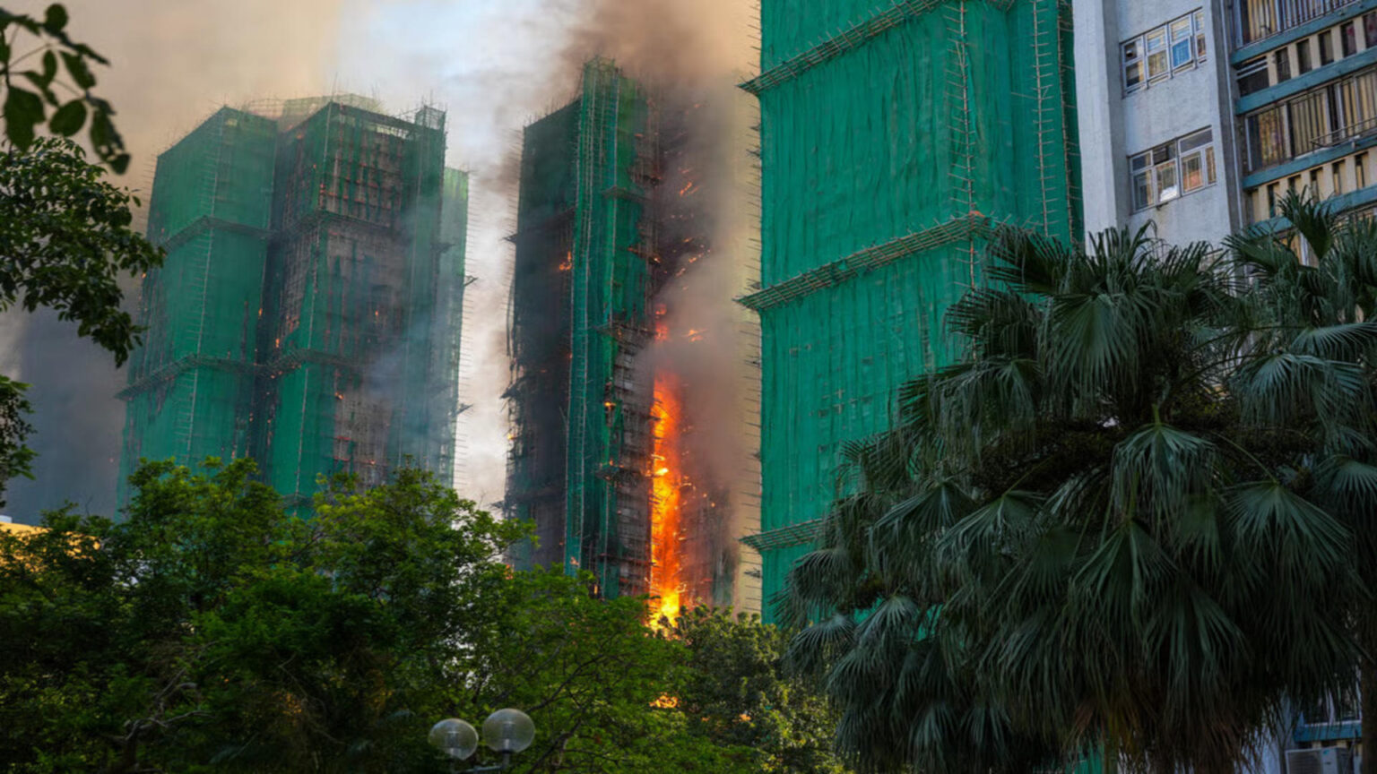 incendiu devastator in hong kong pompierii inca se lupta cu flacarile bilantul tragediei creste de la ora la ora 44 de morti si sute de disparuti 6927eecc7254a