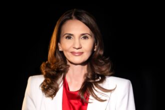 mobilizare uriasa pentru candidatura ancai alexandrescu strangere de semnaturi in piata universitatii intre orele 12 20 690ee983e427f