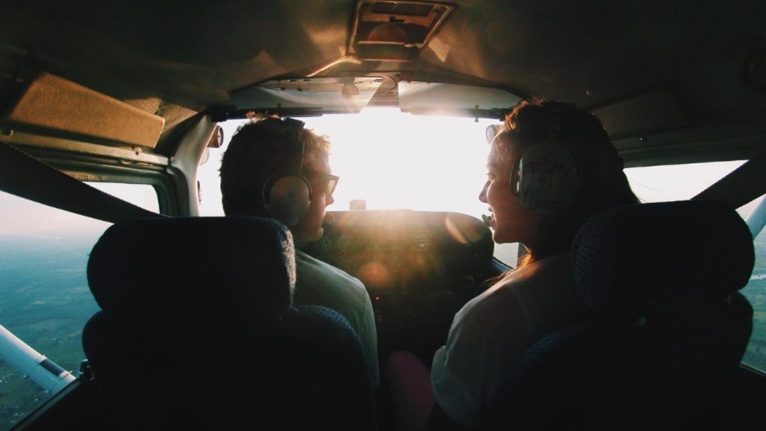 pilot aflat sub influenta drogurilor a incercat sa opreasca motoarele unui avion in plin zbor credea ca nu mai traieste 6919e7ba64224