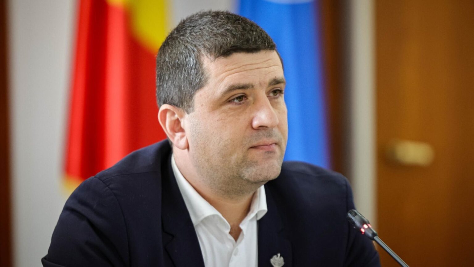 rezistul miruta de la economie se plimba mai ceva ca iohannis cum si a luat colegul de liceu in seul pe banii ministerului 6921cca1047fa