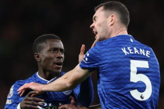 scena incredibila la meciul manchester united everton un jucator si a palmuit colegul si a fost eliminat fanii lui united au tinut un moment de reculegere pentru mani 6925723761f94