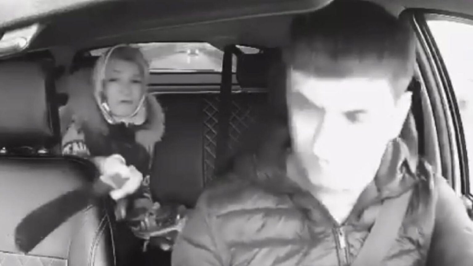 scena socanta intr un taxi o pasagera a scos o maceta si l a fortat pe sofer sa schimbe muzica pentru ca nu era pe gustul ei video 691b22afdfc0c