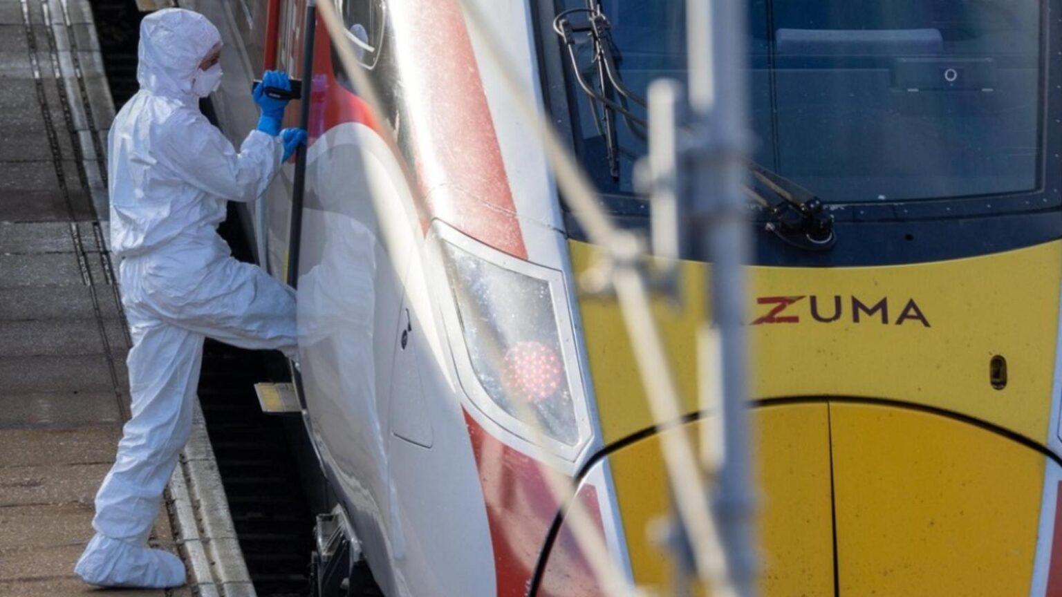 scene de groaza intr un tren din marea britanie zece pasageri injunghiati marturiile disperate ale victimelor 69086d4addb66