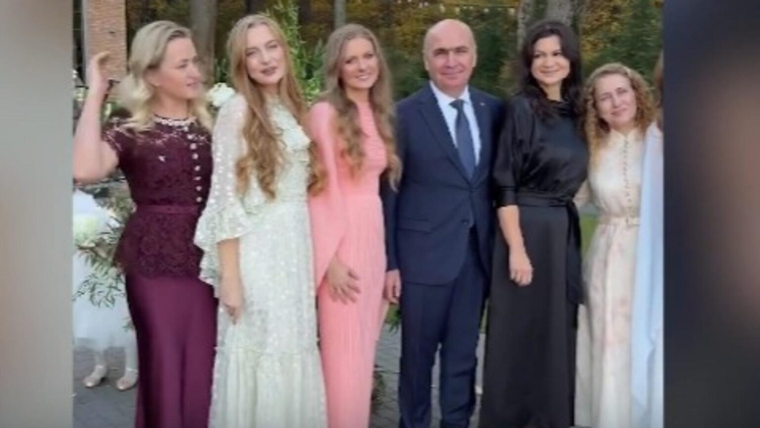 sfidare uriasa bolojan se lauda cu hainele de lux romanii nu au ce pune pe masa 6908983b15803