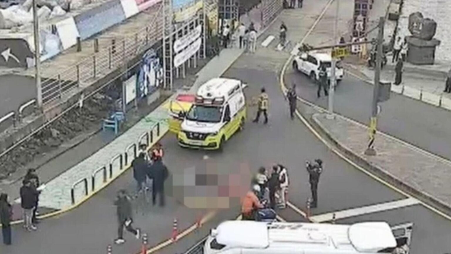 trei oameni si au pierdut viata dupa ce o camioneta a intrat in plin in pietoni la un terminal de feribot 6924a8fd0c091