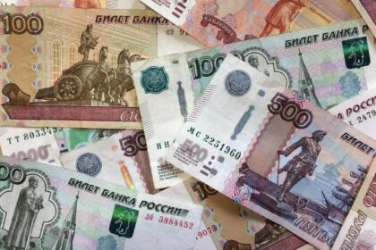 un barbat a primit din greseala salariile tuturor colegilor si a refuzat sa returneze banii cazul incredibil care a ajuns in instanta 690b267f3b1f3