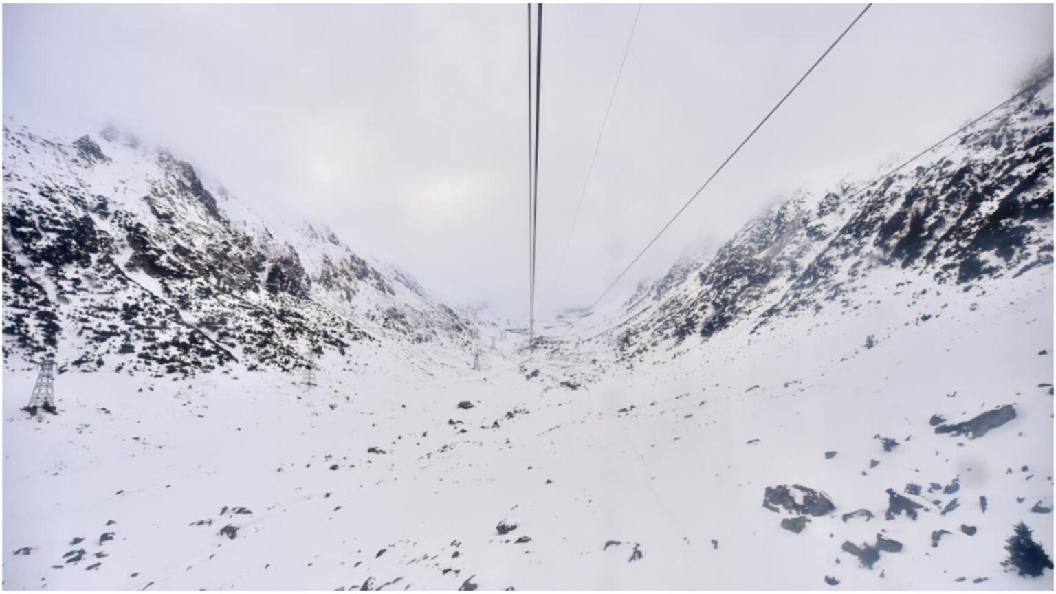 accesul la balea lac in muntii fagaras nu este inca posibil se lucreaza la repornirea transportului pe cablu 6952800ec7067