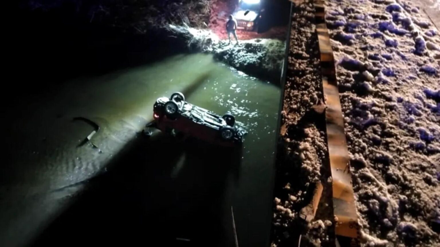 accident grav in valcea o masina a rupt parapetul unui pod si a cazut in rau 694ed3f90b967