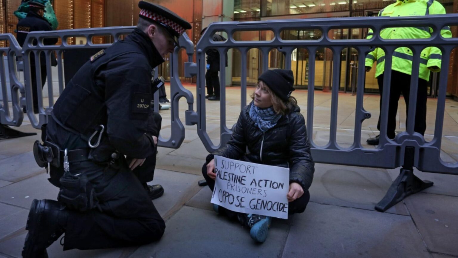 activista de mediu greta thunberg retinuta la o actiune de sustinere a palestinei video 694aa08ed1a21
