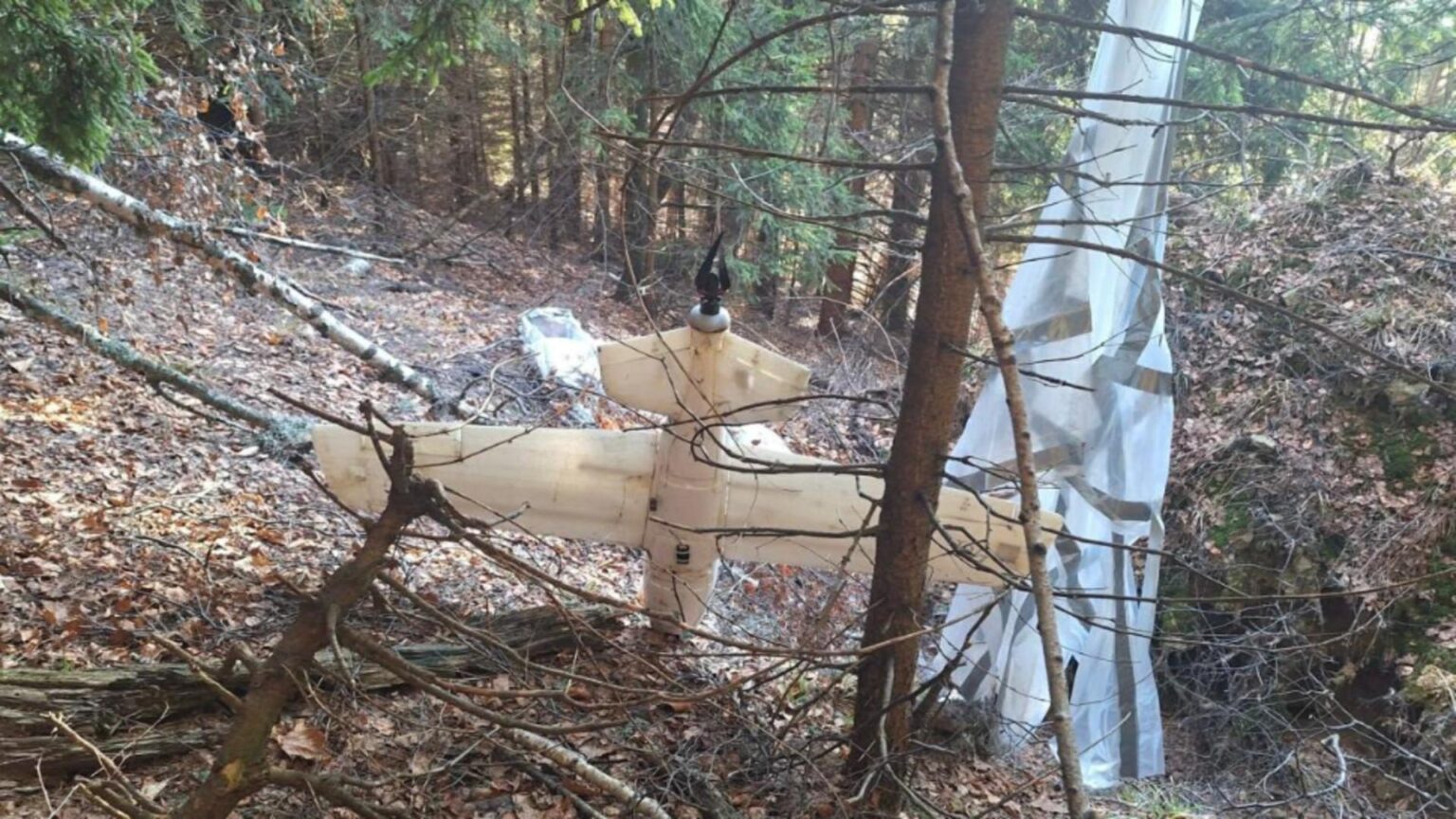 alerta in arges resturile unei drone descoperite intr o padure autoritatile sunt in alerta maxima 6947dcb7c6b60