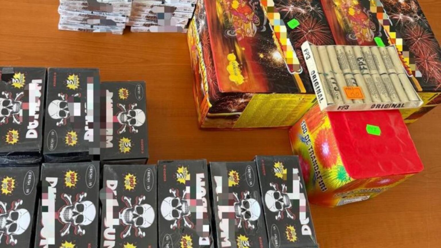 artificii ilegale vandute pe ascuns la targul de craciun jandarmii au confiscat peste 4 000 de produse periculoase 69528cc134739