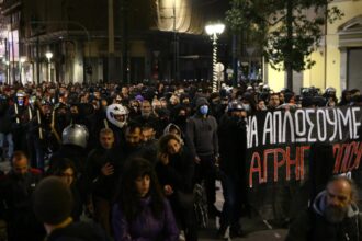 batai si arestari la atena la marsul de comemorare a uciderii adolescentului ucis de un politist acum 17 ani 6936ae6a9d46c