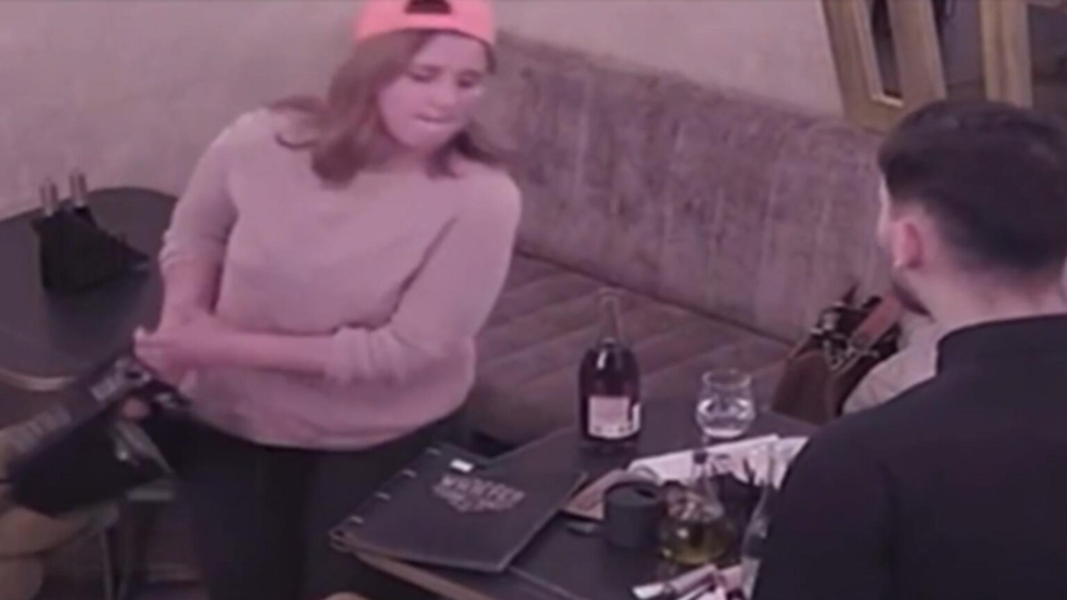 bataie in bar o clienta a lovit angajatii suparata ca s a terminat programul si nu a reusit sa si bea sampania 693ecc13c83a0