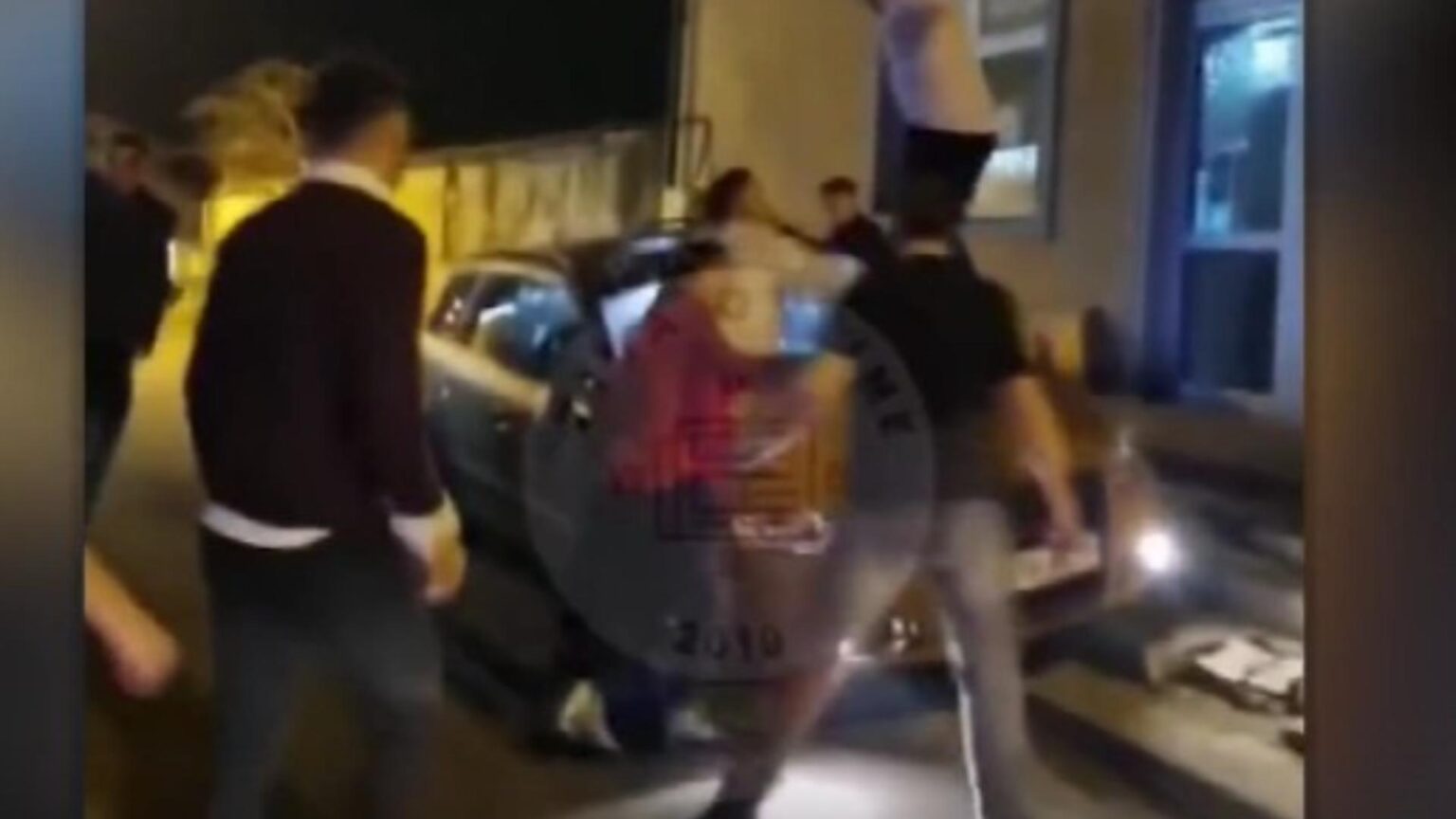 bataie la sibiu scandalagii au inconjurat masina si au distrus tot 694fd267724e1