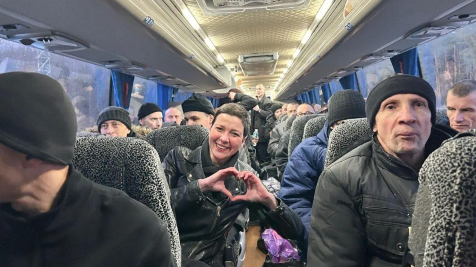 belarus a eliberat peste 100 de detinuti politici inclusiv un laureat al premiului nobel 693e7dc886481