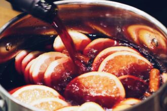 beneficiile pe care le are vinul fiert cat de sanatoasa este aceasta bautura 692ff28372736