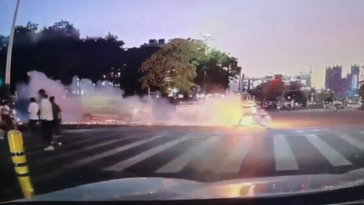 bicicleta electrica a unui curier a luat foc din mers barbatul s a ales cu arsuri pe aproape 90 din suprafata corpului video 694e36e9633aa