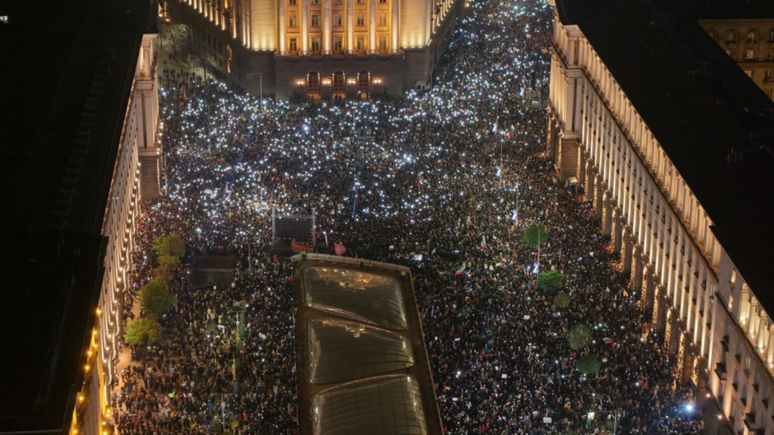 bulgaria sta pe un butoi de pulbere zeci de miin de oameni nemultumiti de masurile fiscale cer in strada demisia guvernului video 693a5589a8c51