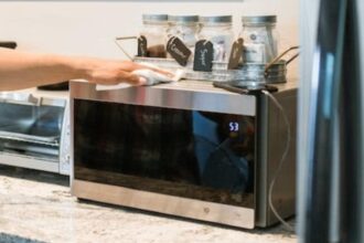 buretele umed in cuptorul cu microunde secretul care arunca intr un colt de umbra detergentii trucul care a innebunit internetul 693b36763b03a