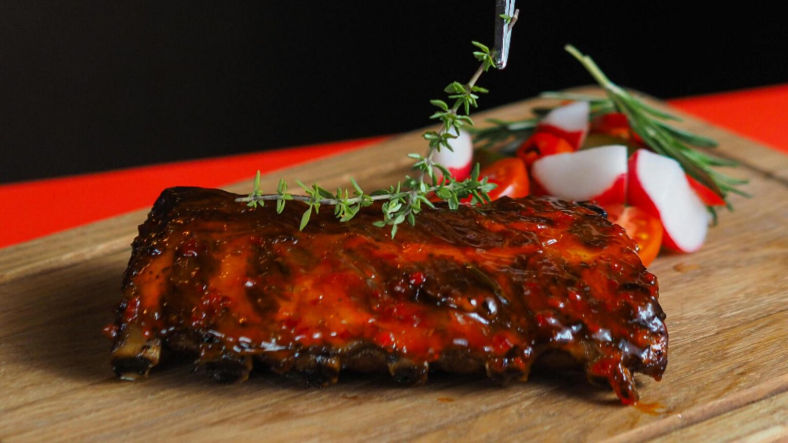 coaste de porc glazurate cu miere si sos barbeque la cuptor preparatul perfect pentru o petrecere de revelion 6953bd65510c7