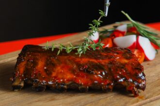 coaste de porc glazurate cu miere si sos barbeque la cuptor preparatul perfect pentru o petrecere de revelion 6953bd65510c7