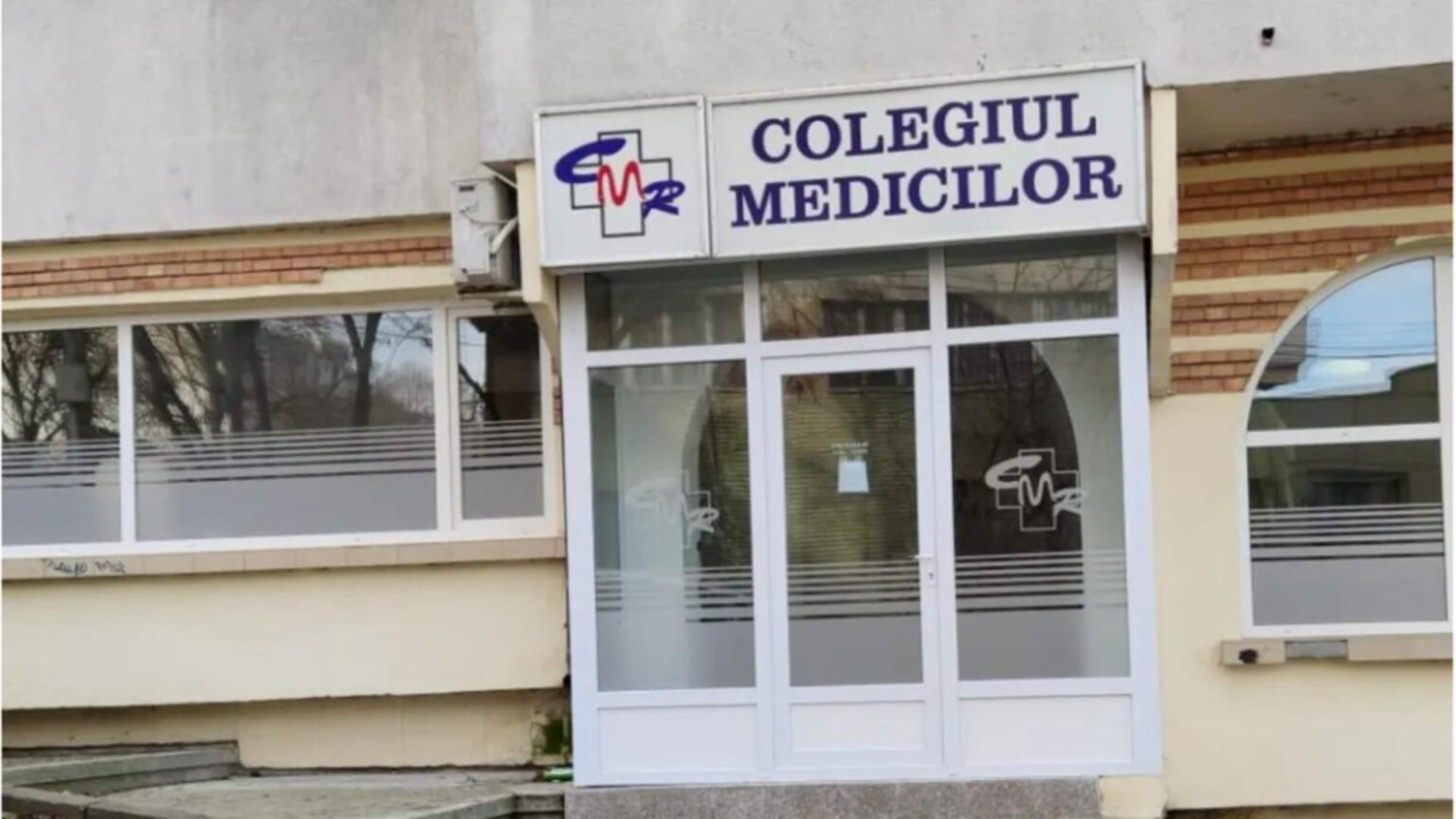 colegiul medicilor introduce reguli stricte de la 1 ianuarie 2026 pentru publicitatea medicala reclamele stradale permise doar la maximum 500 de metri de cabinet 6939942153332
