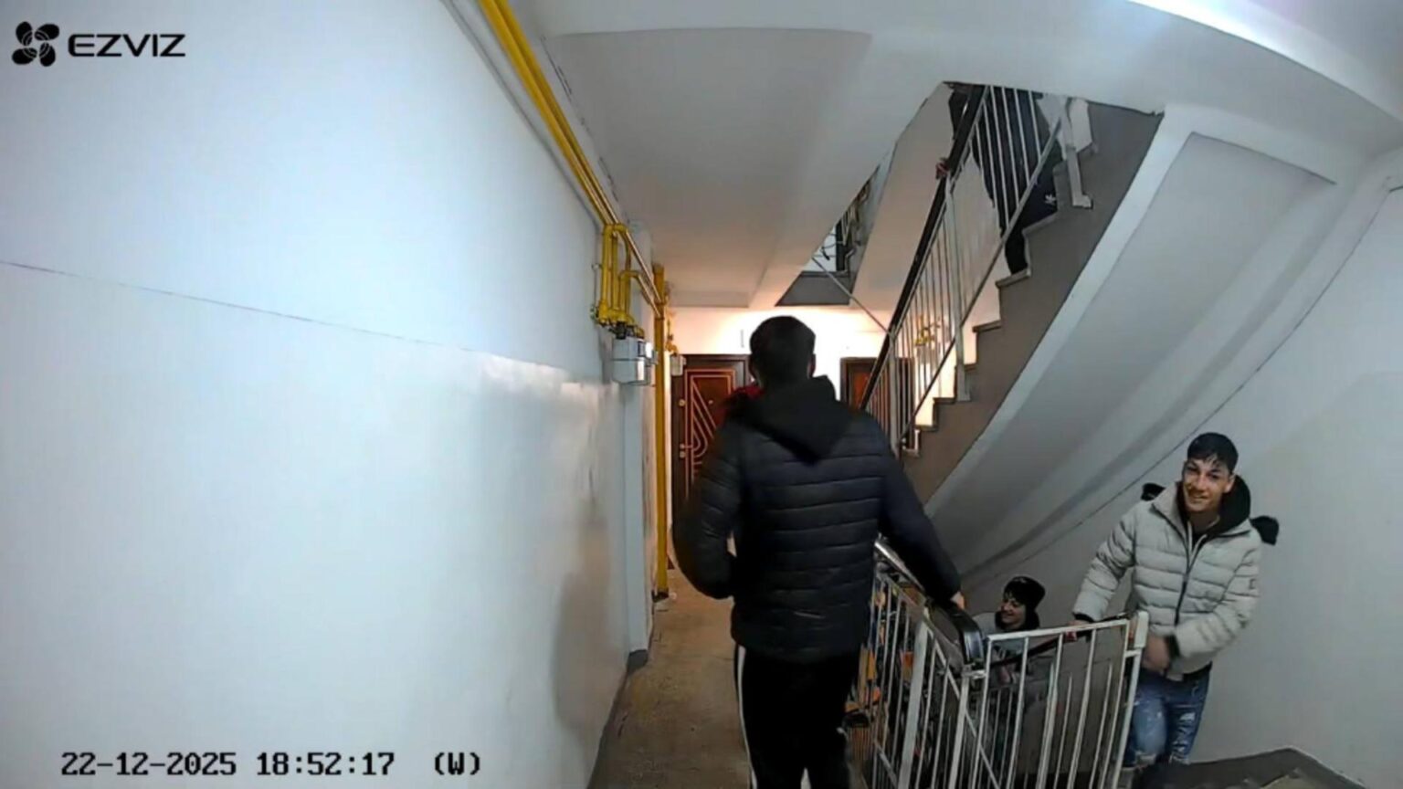 colindatori transformati in vandali usile unui bloc din constanta distruse din razbunare pentru ca nu li s a deschis 694e348668b3f