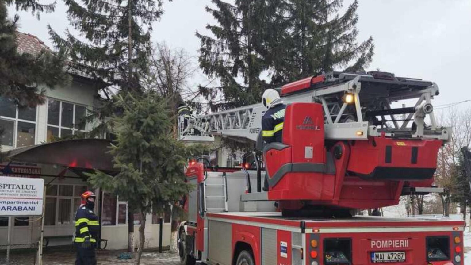 copac cazut pe acoperisul unui spital autoritatile au intervenit de urgenta 69511807a21d9