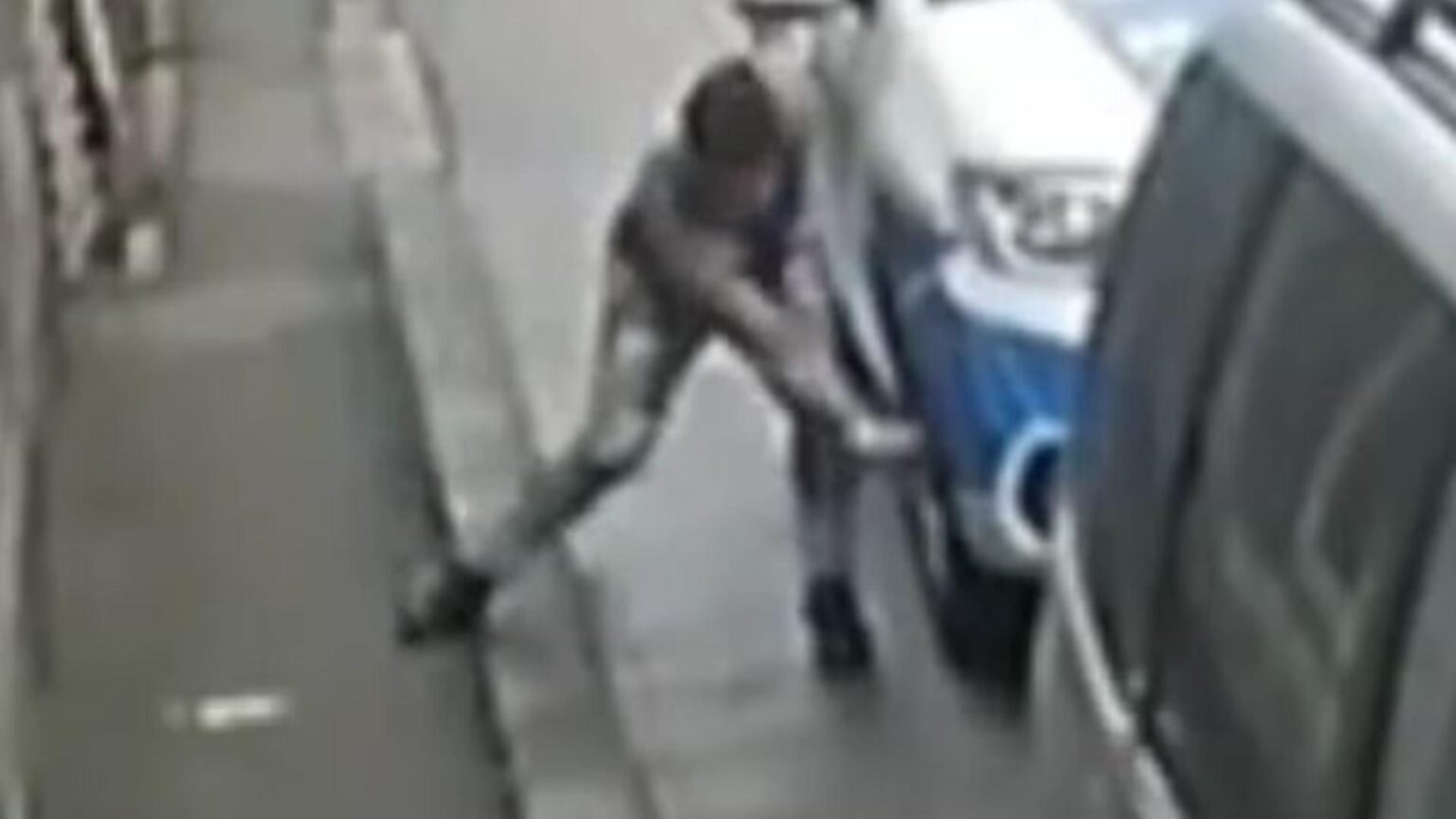 craciun cu dosar penal pentru un barbat din alba iulia care a vandalizat opt masini in noaptea de ajun 695006eea8028