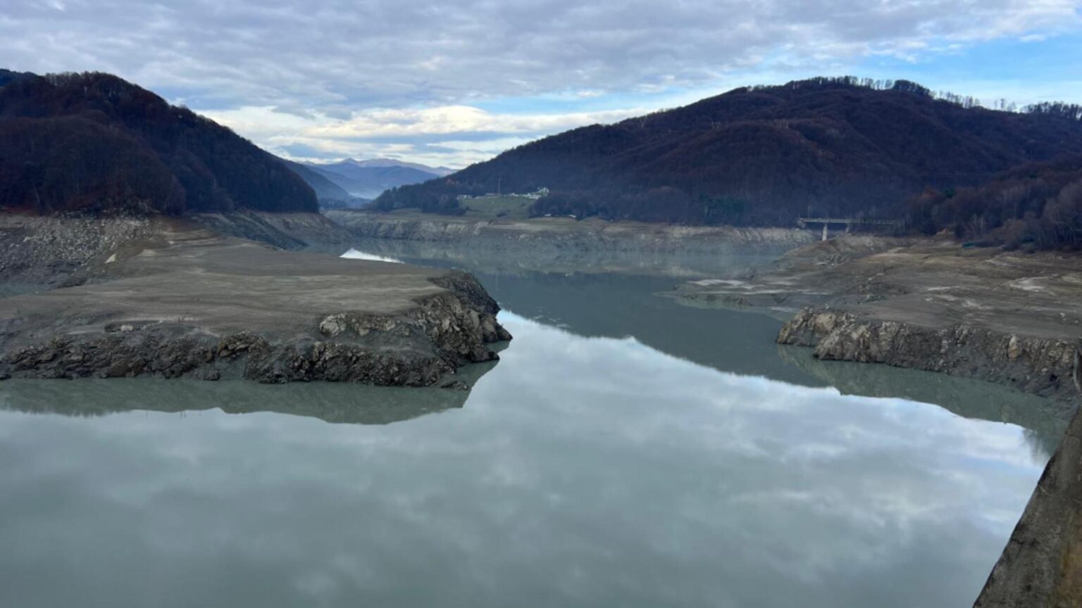 criza apei din prahova faza pasarii vinovatiei apele romane se spala pe maini situatia de criza s ar putea prelungi pana la 6 luni 692efa0ddac8d