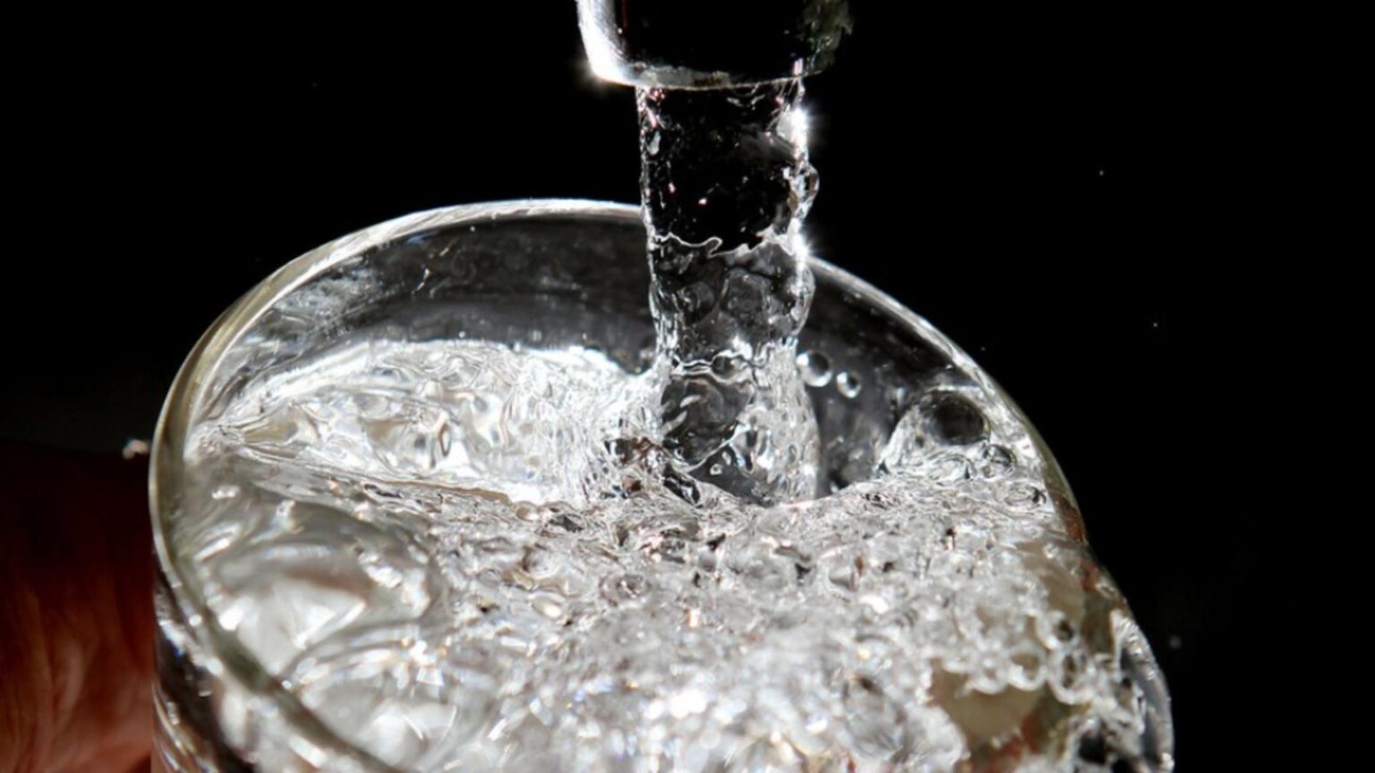 criza apei din prahova si dambovita apa potabila din rezervele de stat pentru localitatile ramase fara alimentare anuntul igsu 692fdff66df72