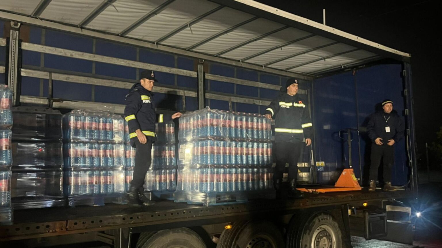 criza de apa potabila din prahova 50 000 de sticle de apa livrate sinistratilor din zonele afectate 692cb7316bcc2