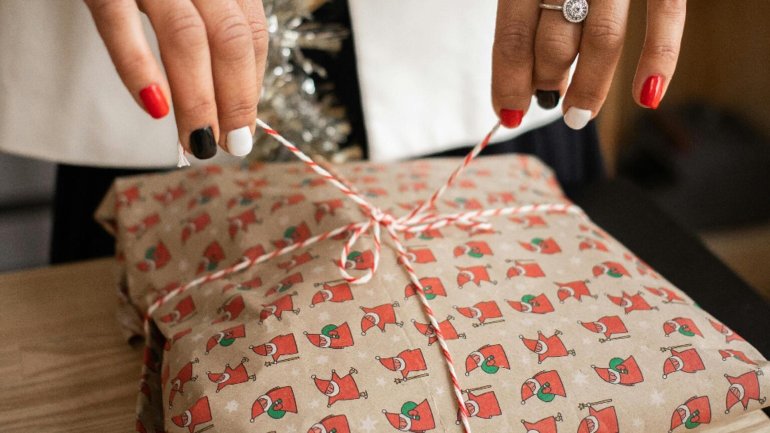 cum oferi un cadou ce trebuie sa faci cand daruiesti sau primesti ce spune codul bunelor maniere 693bc441ccc15