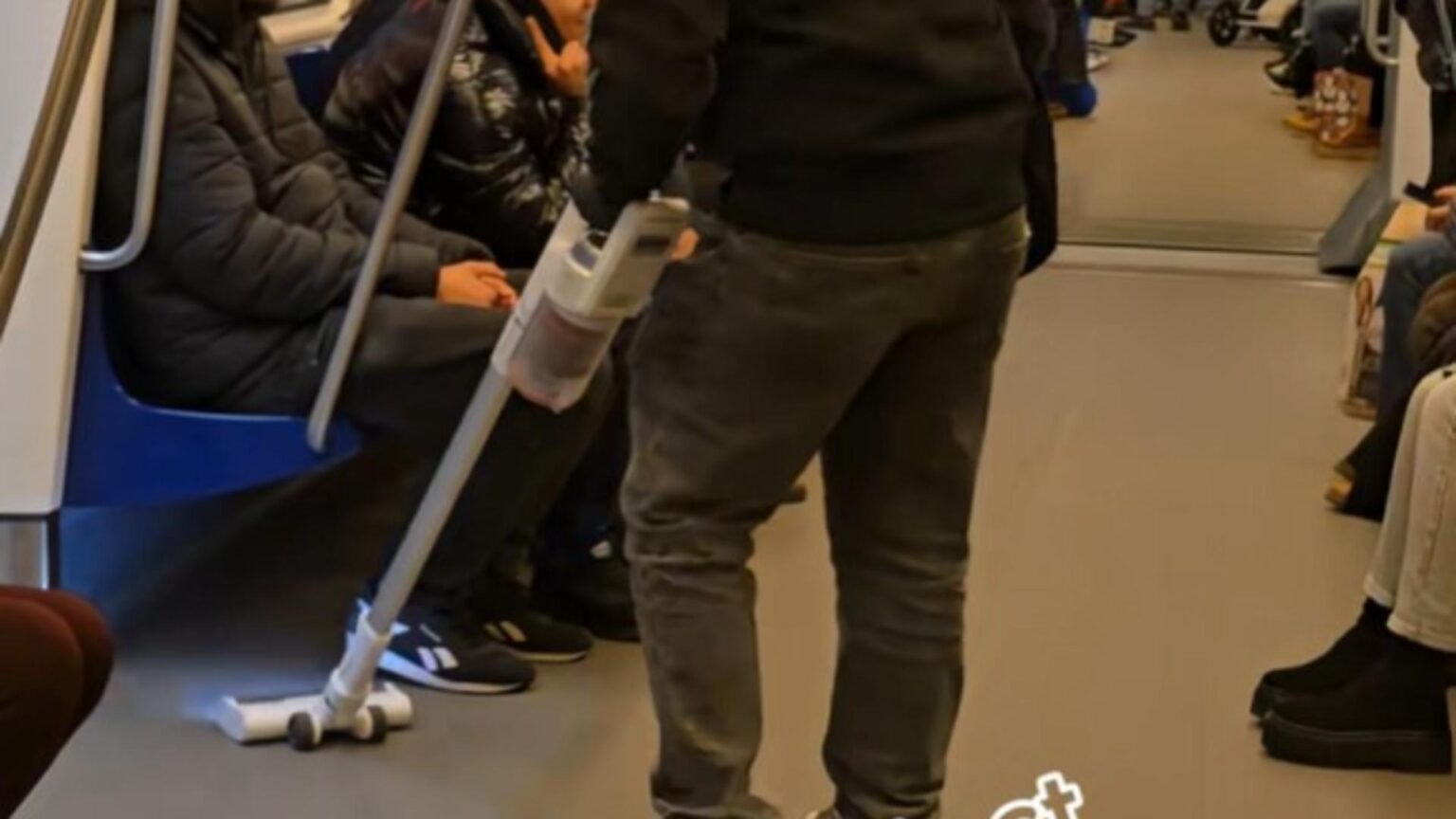 curatenie generala la metrou momentul ireal in care un tanar a inceput sa dea cu aspiratorul printre calatori video 693739d538b54